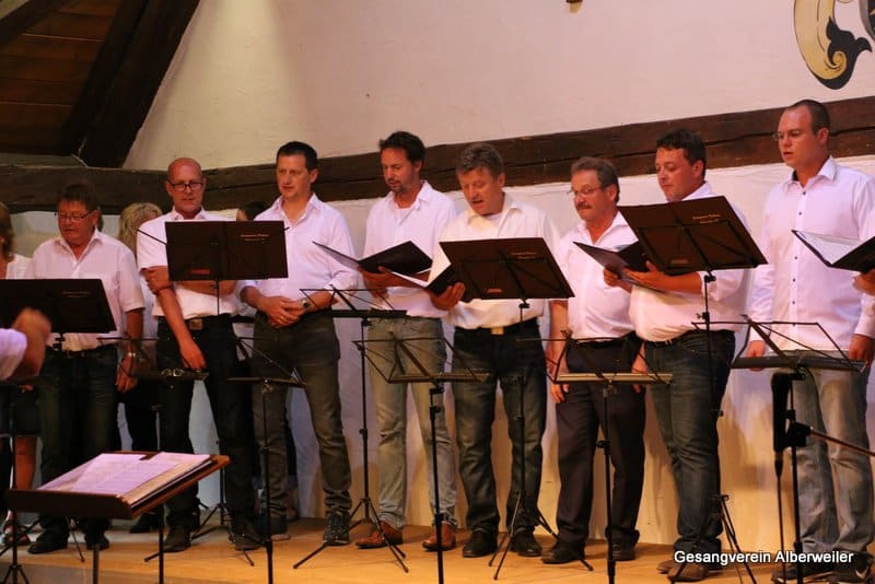 Der Männerchor auf der Bühne im Pfarrstadel